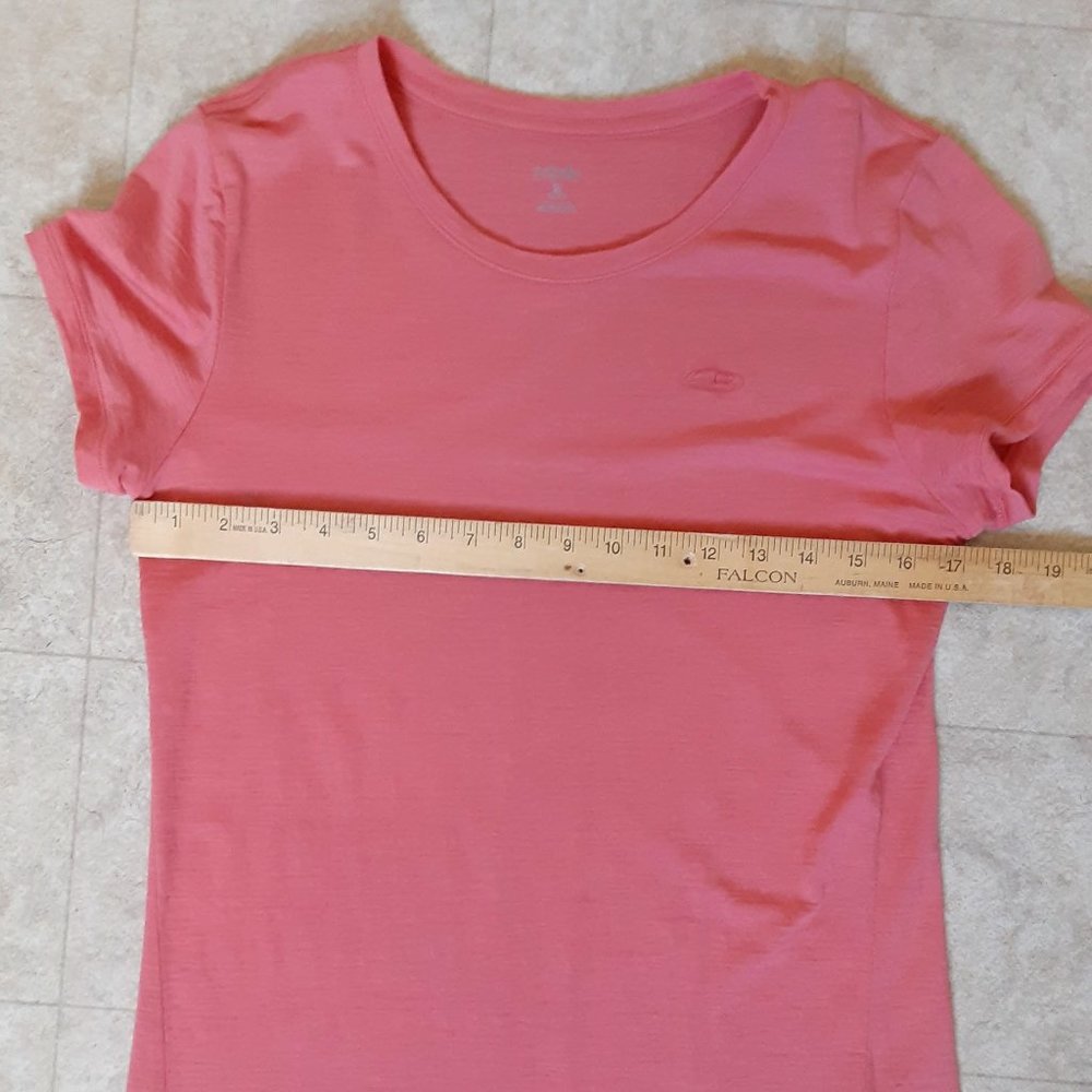 MAKE AN OFFER.  Icebreaker merino wool short sleeve, women's M.